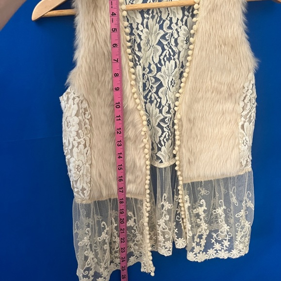 A’reve fur butter cream lace vest small boho feminine EUC Bohemian cottagecore - Picture 9 of 9